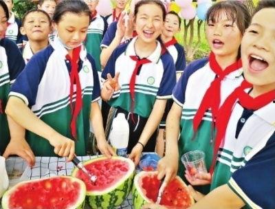 校园政坛吃瓜网,揭秘校园政坛背后的“吃瓜”故事